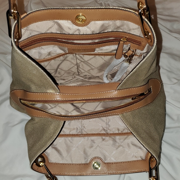 Michael Kors ladies purse is Medium. - Picture 4 of 8